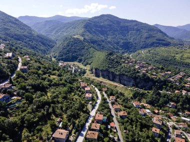 Bulgaristan 'ın Balkan Dağları' nın Bov köyü yakınlarındaki İskar boğazının şaşırtıcı hava manzarası