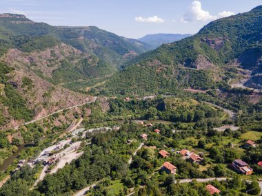 Bulgaristan 'ın Balkan Dağları' nın Bov köyü yakınlarındaki İskar boğazının şaşırtıcı hava manzarası