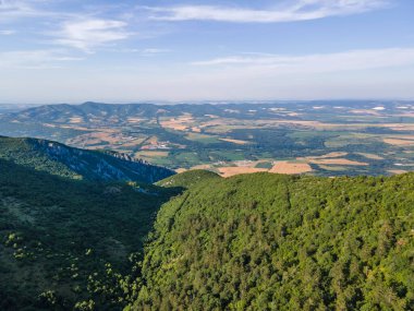 Bulgaristan 'ın Okolchitsa zirvesi yakınlarındaki Balkan Dağları' nın şaşırtıcı hava manzarası