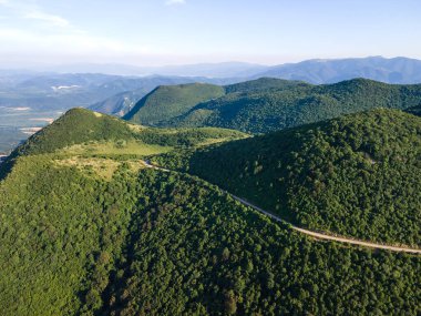 Bulgaristan 'ın Okolchitsa zirvesi yakınlarındaki Balkan Dağları' nın şaşırtıcı hava manzarası