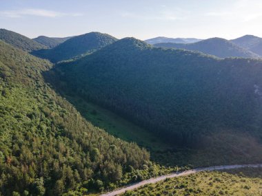 Bulgaristan 'ın Okolchitsa zirvesi yakınlarındaki Balkan Dağları' nın şaşırtıcı hava manzarası