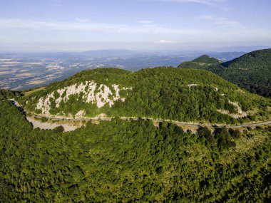 Bulgaristan 'ın Okolchitsa zirvesi yakınlarındaki Balkan Dağları' nın şaşırtıcı hava manzarası