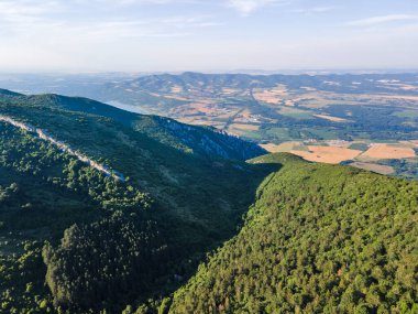 Bulgaristan 'ın Okolchitsa zirvesi yakınlarındaki Balkan Dağları' nın şaşırtıcı hava manzarası