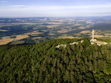 Bulgaristan 'ın Okolchitsa zirvesi yakınlarındaki Balkan Dağları' nın şaşırtıcı hava manzarası