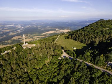 Bulgaristan 'ın Okolchitsa zirvesi yakınlarındaki Balkan Dağları' nın şaşırtıcı hava manzarası