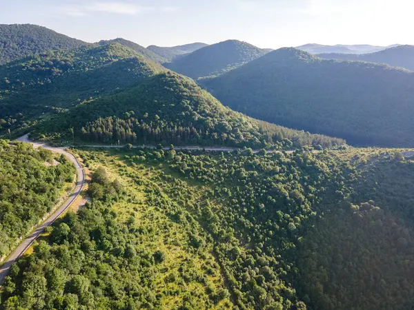 Bulgaristan 'ın Okolchitsa zirvesi yakınlarındaki Balkan Dağları' nın şaşırtıcı hava manzarası