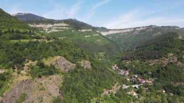 Bulgaristan 'ın Balkan Dağları' nın Bov köyü yakınlarındaki İskar boğazının şaşırtıcı hava manzarası