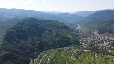 Bulgaristan 'ın Balkan Dağları' nın Bov köyü yakınlarındaki İskar boğazının şaşırtıcı hava manzarası