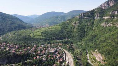 Bulgaristan 'ın Balkan Dağları' nın Bov köyü yakınlarındaki İskar boğazının şaşırtıcı hava manzarası