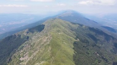 Bulgaristan 'ın Blagoevgrad bölgesindeki Kongur tepesi etrafındaki Belasitsa Dağı' nın havadan yaz manzarası