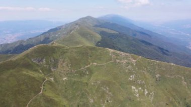 Bulgaristan 'ın Blagoevgrad bölgesindeki Kongur tepesi etrafındaki Belasitsa Dağı' nın havadan yaz manzarası