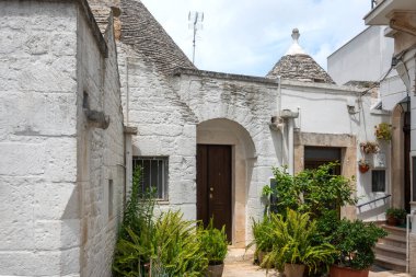 Apulia Bölgesi, İtalya 'nın Alberobello şehrinin muhteşem manzarası.