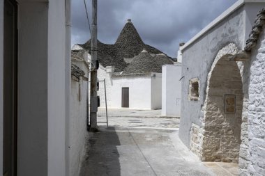 Apulia Bölgesi, İtalya 'nın Alberobello şehrinin muhteşem manzarası.