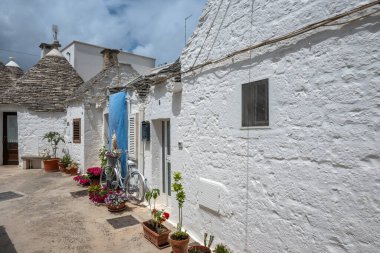 Apulia Bölgesi, İtalya 'nın Alberobello şehrinin muhteşem manzarası.