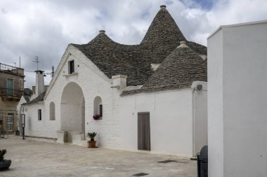 Apulia Bölgesi, İtalya 'nın Alberobello şehrinin muhteşem manzarası.