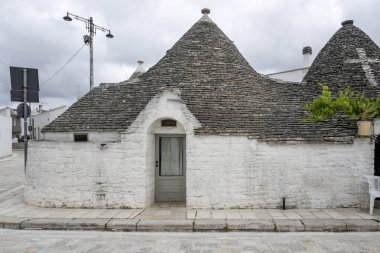 Apulia Bölgesi, İtalya 'nın Alberobello şehrinin muhteşem manzarası.