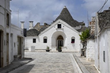 Apulia Bölgesi, İtalya 'nın Alberobello şehrinin muhteşem manzarası.