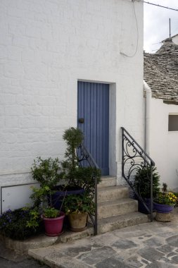 Apulia Bölgesi, İtalya 'nın Alberobello şehrinin muhteşem manzarası.