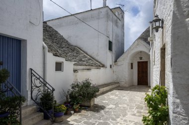 Apulia Bölgesi, İtalya 'nın Alberobello şehrinin muhteşem manzarası.