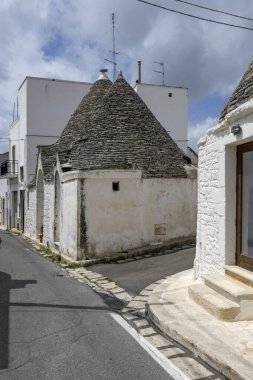 Apulia Bölgesi, İtalya 'nın Alberobello şehrinin muhteşem manzarası.