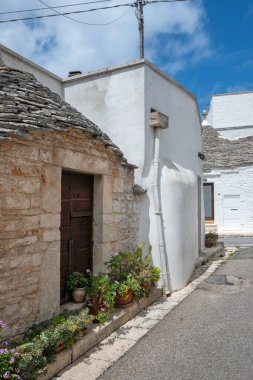 Apulia Bölgesi, İtalya 'nın Alberobello şehrinin muhteşem manzarası.