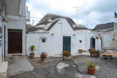 Apulia Bölgesi, İtalya 'nın Alberobello şehrinin muhteşem manzarası.