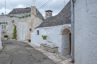 Apulia Bölgesi, İtalya 'nın Alberobello şehrinin muhteşem manzarası.