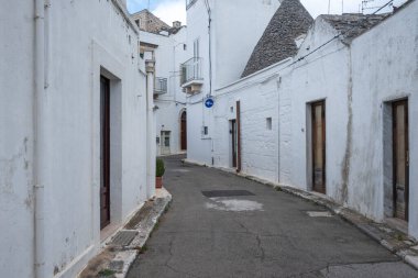 Apulia Bölgesi, İtalya 'nın Alberobello şehrinin muhteşem manzarası.
