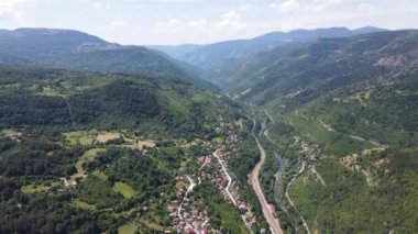 Bulgaristan 'ın Balkan Dağları' ndaki Lakatnik Kayaları yakınlarındaki Iskar Nehri Boğazı 'nın hava manzarası