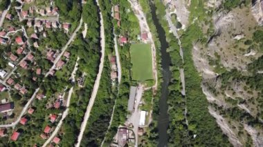 Bulgaristan 'ın Balkan Dağları' ndaki Lakatnik Kayaları yakınlarındaki Iskar Nehri Boğazı 'nın hava manzarası