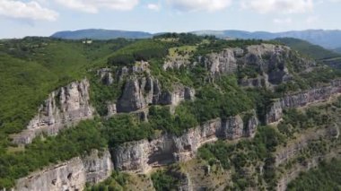 Bulgaristan 'ın Balkan Dağları' ndaki Lakatnik Kayaları yakınlarındaki Iskar Nehri Boğazı 'nın hava manzarası