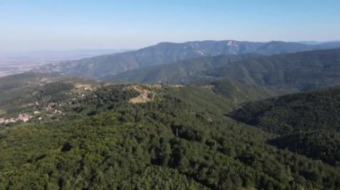 Bulgaristan 'ın Filibe Bölgesi Yavrovo köyü yakınlarındaki Rodopes Dağı' nın hava manzarası