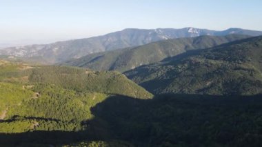 Bulgaristan 'ın Filibe Bölgesi Yavrovo köyü yakınlarındaki Rodopes Dağı' nın hava manzarası