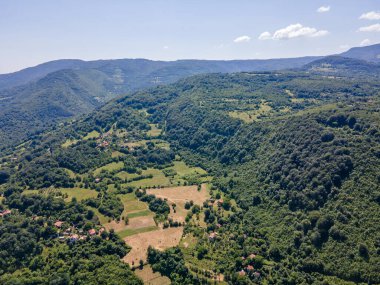 Bulgaristan 'ın Balkan Dağları' ndaki Lakatnik Kayaları yakınlarındaki Iskar Nehri Boğazı 'nın hava manzarası