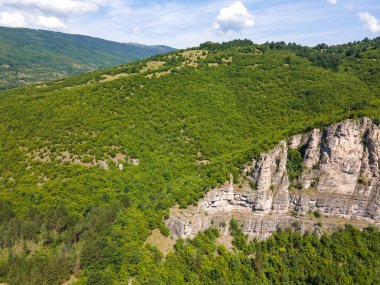 Bulgaristan 'ın Balkan Dağları' ndaki Lakatnik Kayaları yakınlarındaki Iskar Nehri Boğazı 'nın hava manzarası