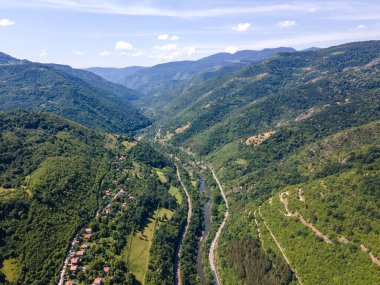 Bulgaristan 'ın Balkan Dağları' ndaki Lakatnik Kayaları yakınlarındaki Iskar Nehri Boğazı 'nın hava manzarası