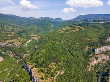 Bulgaristan 'ın Balkan Dağları' ndaki Lakatnik Kayaları yakınlarındaki Iskar Nehri Boğazı 'nın hava manzarası