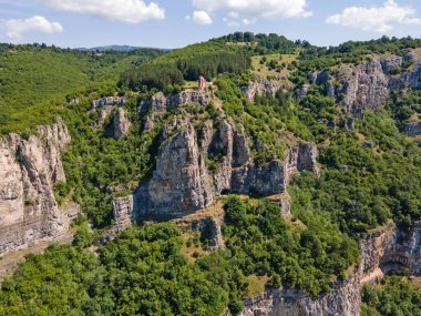 Bulgaristan 'ın Balkan Dağları' ndaki Lakatnik Kayaları yakınlarındaki Iskar Nehri Boğazı 'nın hava manzarası