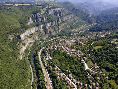 Bulgaristan 'ın Balkan Dağları' ndaki Lakatnik Kayaları yakınlarındaki Iskar Nehri Boğazı 'nın hava manzarası