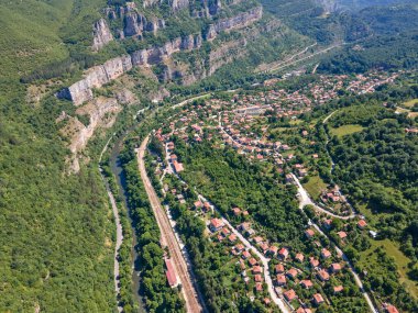 Bulgaristan 'ın Balkan Dağları' ndaki Lakatnik Kayaları yakınlarındaki Iskar Nehri Boğazı 'nın hava manzarası