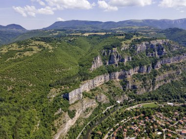 Bulgaristan 'ın Balkan Dağları' ndaki Lakatnik Kayaları yakınlarındaki Iskar Nehri Boğazı 'nın hava manzarası