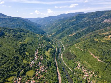 Bulgaristan 'ın Balkan Dağları' ndaki Lakatnik Kayaları yakınlarındaki Iskar Nehri Boğazı 'nın hava manzarası