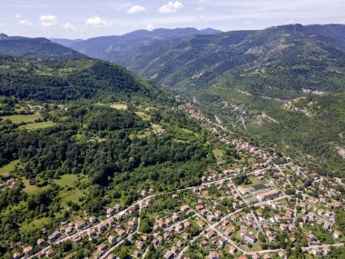 Bulgaristan 'ın Balkan Dağları' ndaki Lakatnik Kayaları yakınlarındaki Iskar Nehri Boğazı 'nın hava manzarası