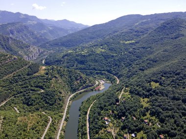 Bulgaristan 'ın Balkan Dağları' ndaki Lakatnik Kayaları yakınlarındaki Iskar Nehri Boğazı 'nın hava manzarası