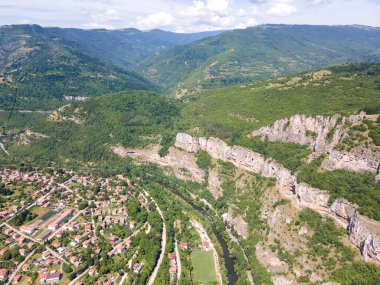 Bulgaristan 'ın Balkan Dağları' ndaki Lakatnik Kayaları yakınlarındaki Iskar Nehri Boğazı 'nın hava manzarası