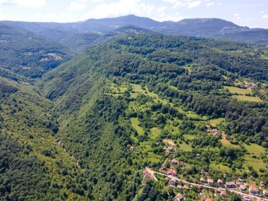 Bulgaristan 'ın Balkan Dağları' ndaki Lakatnik Kayaları yakınlarındaki Iskar Nehri Boğazı 'nın hava manzarası