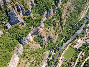 Bulgaristan 'ın Balkan Dağları' ndaki Lakatnik Kayaları yakınlarındaki Iskar Nehri Boğazı 'nın hava manzarası
