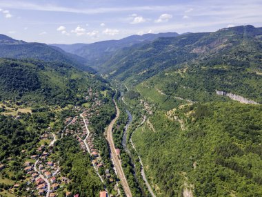 Bulgaristan 'ın Balkan Dağları' ndaki Lakatnik Kayaları yakınlarındaki Iskar Nehri Boğazı 'nın hava manzarası