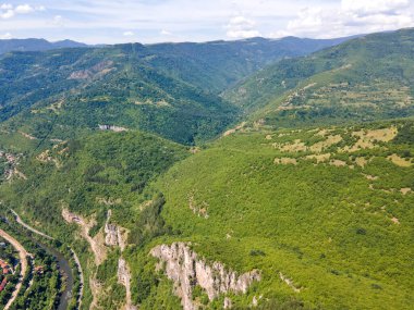 Bulgaristan 'ın Balkan Dağları' ndaki Lakatnik Kayaları yakınlarındaki Iskar Nehri Boğazı 'nın hava manzarası