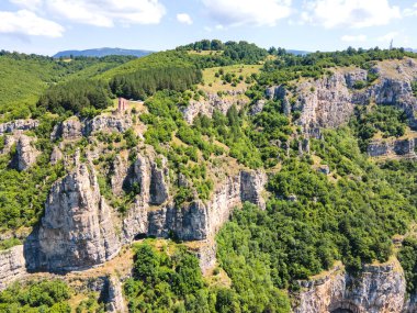 Bulgaristan 'ın Balkan Dağları' ndaki Lakatnik Kayaları yakınlarındaki Iskar Nehri Boğazı 'nın hava manzarası